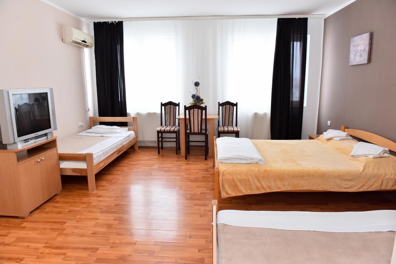Hostel Milkaza ノヴィ・サド エクステリア 写真