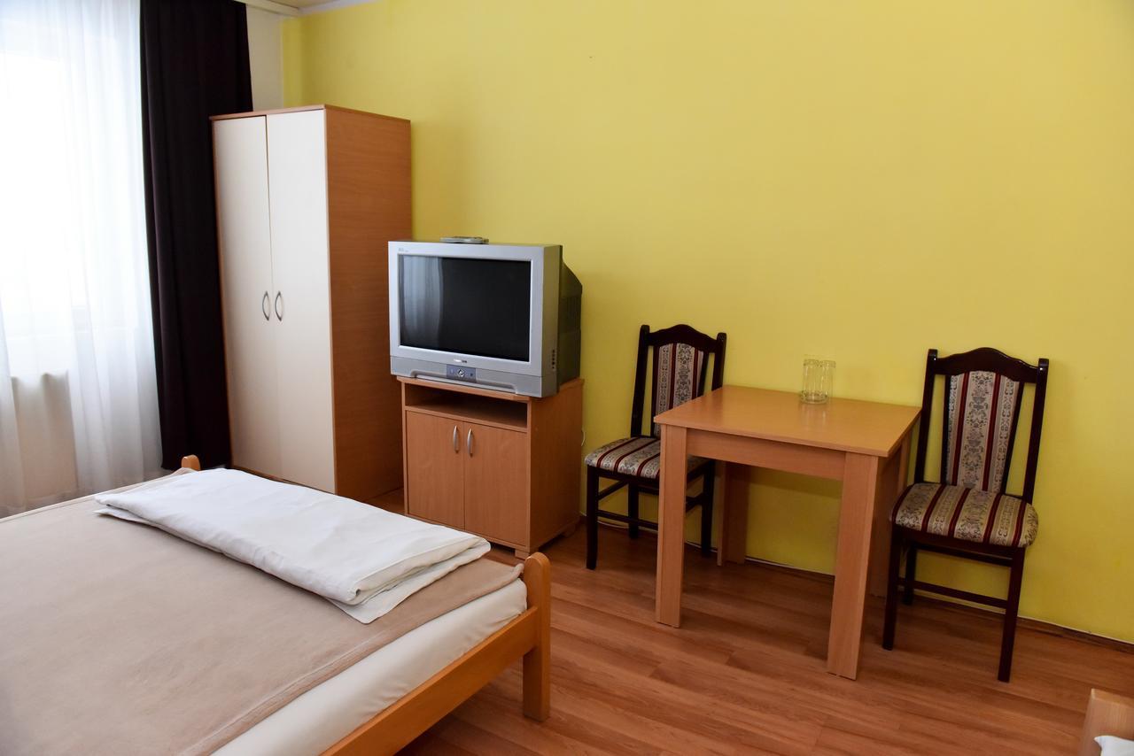 Hostel Milkaza ノヴィ・サド エクステリア 写真