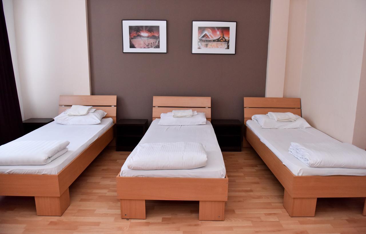 Hostel Milkaza ノヴィ・サド エクステリア 写真