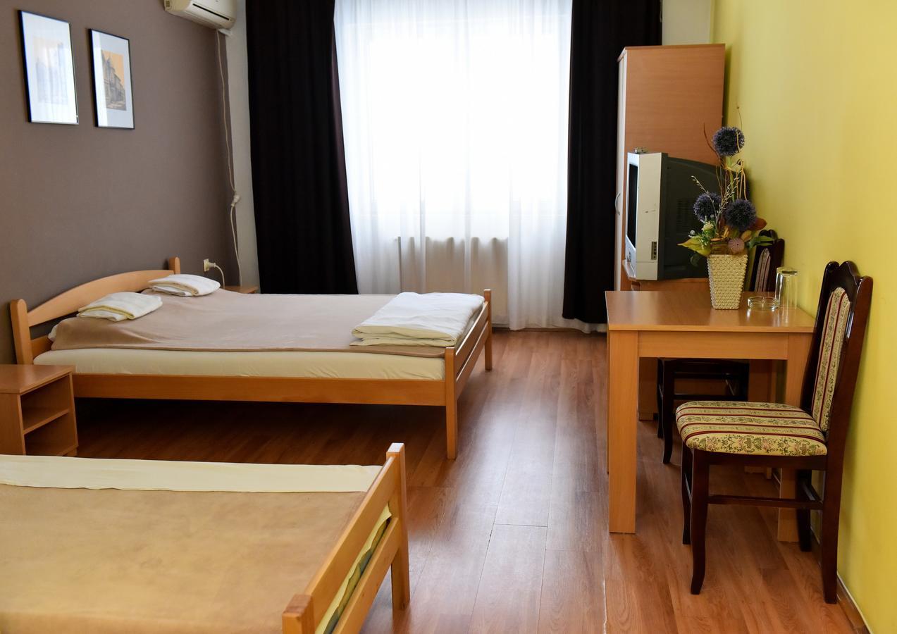 Hostel Milkaza ノヴィ・サド エクステリア 写真