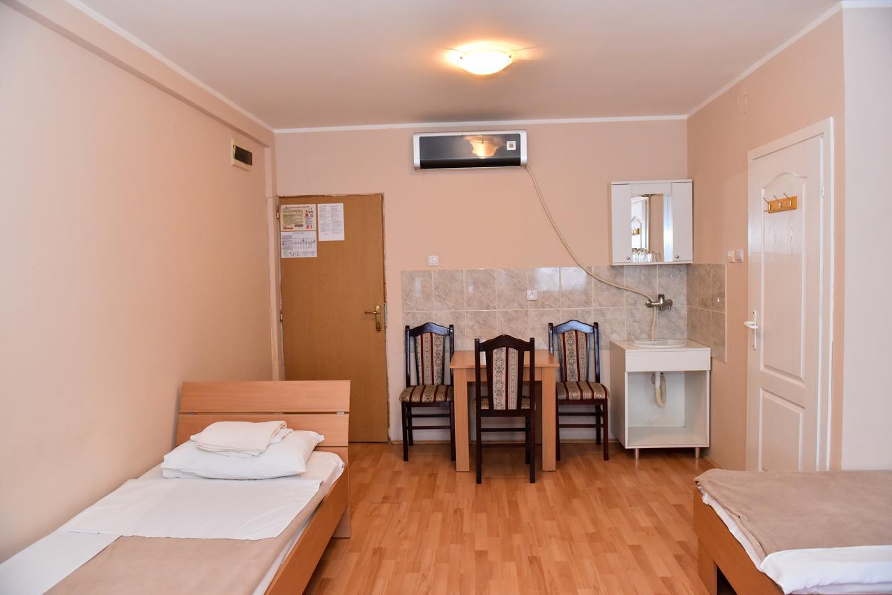 Hostel Milkaza ノヴィ・サド エクステリア 写真