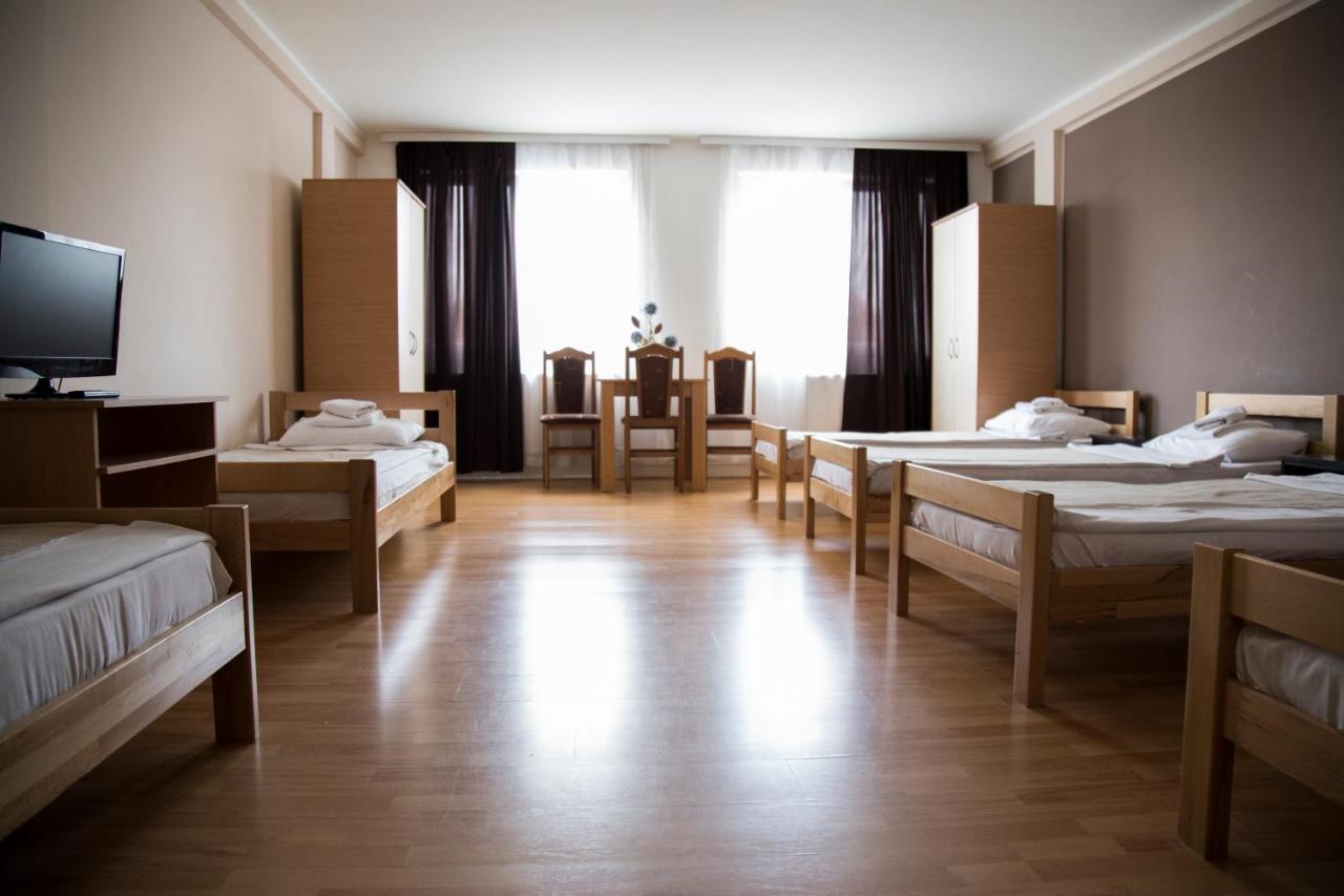 Hostel Milkaza ノヴィ・サド エクステリア 写真