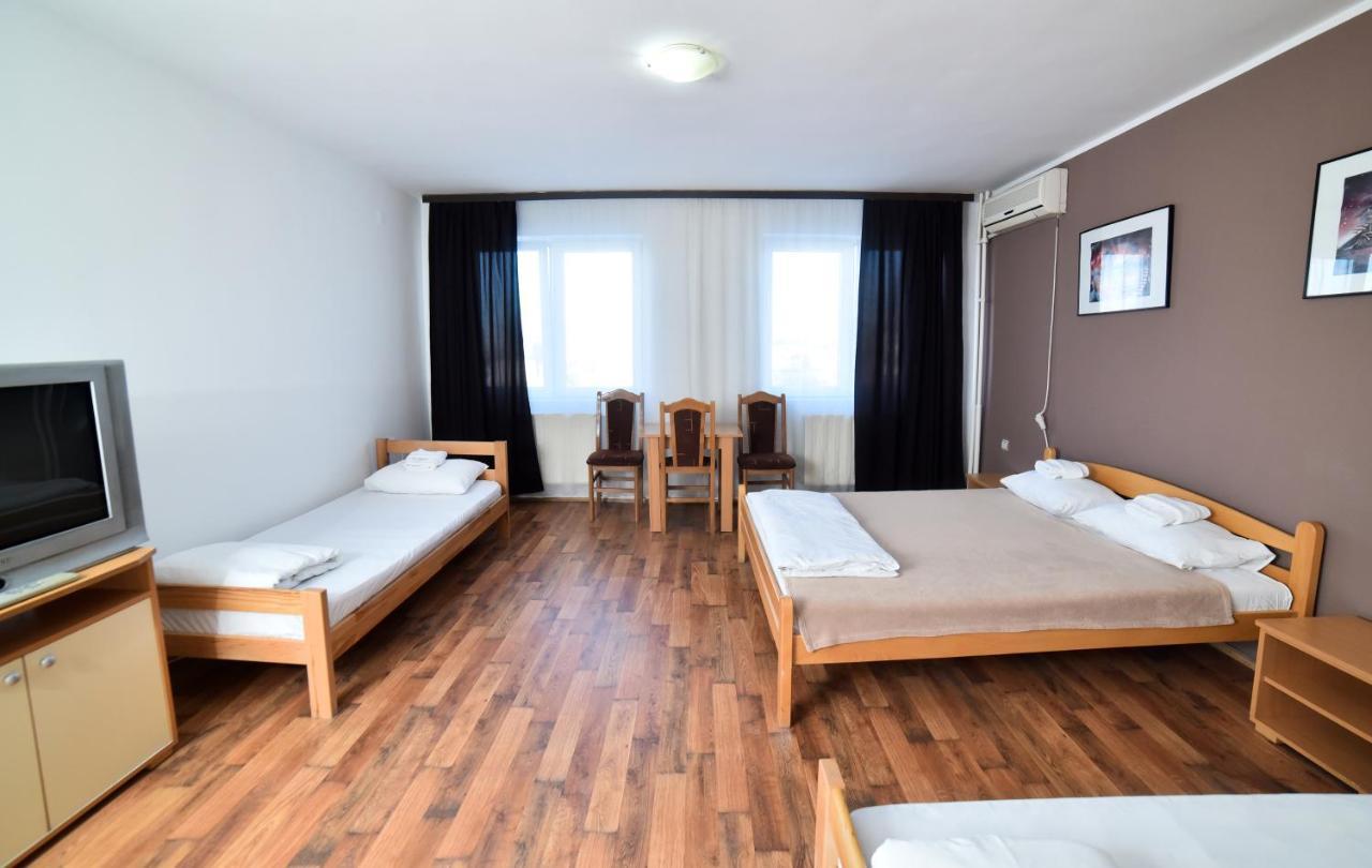 Hostel Milkaza ノヴィ・サド エクステリア 写真
